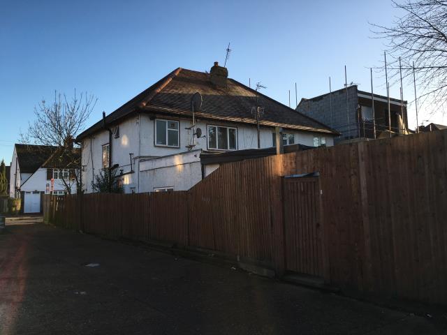 Photo of lot Bungalow At 2 Handel Way, Edgware, Middlesex HA8 6LG